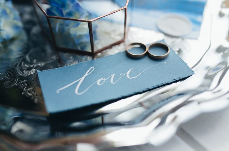 wedding-rings-at-wedding-invitation-with-decoration